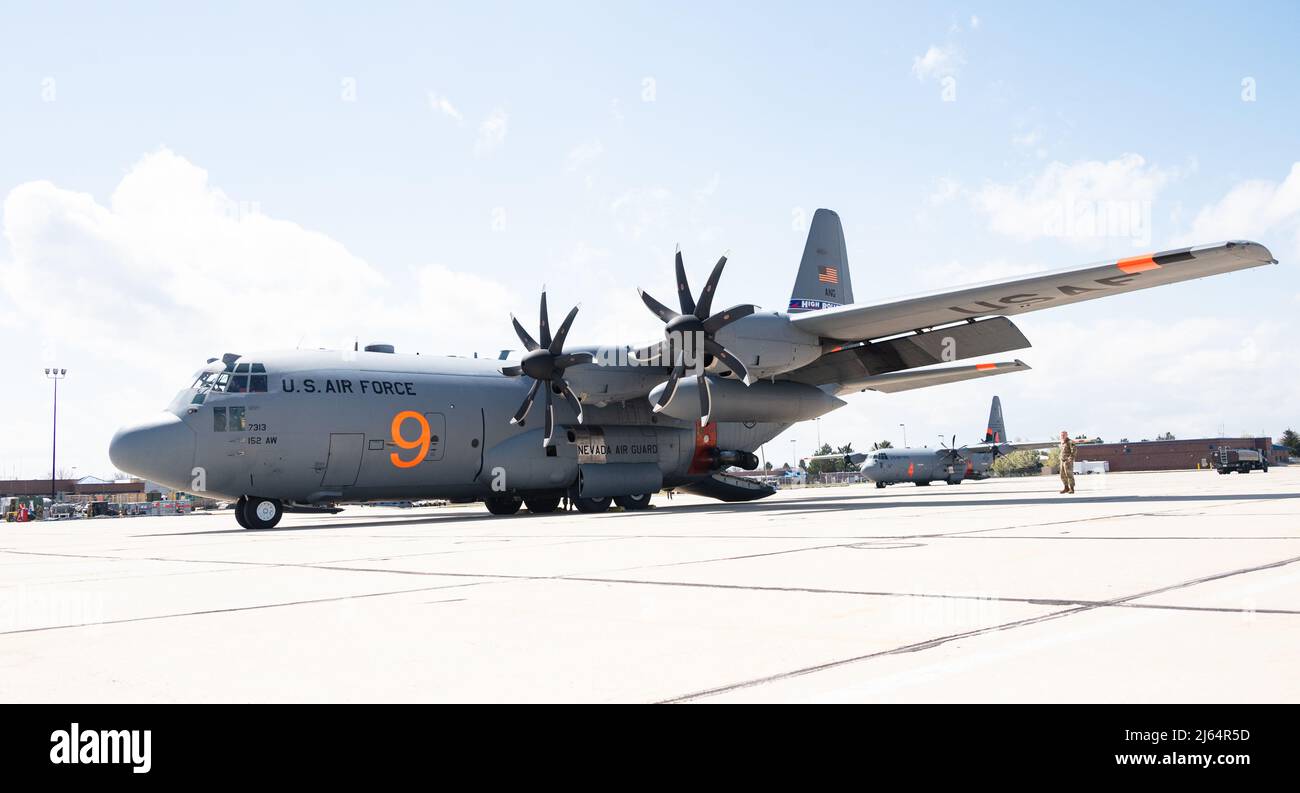 Un aereo C-130H Hercules della 152rd Airlift Wing, Nevada Air National Guard, è preparato prima di una missione di addestramento del sistema antincendio Modular Airborne (MAFFS) a Boise, Idaho, 26 aprile 2022. Le unità MAFFS si stanno allenando per una missione del comando del Nord degli Stati Uniti. In caso di attivazione durante l'anno dell'incendio, First Air Force (AFNORTH), il comando della componente aerea del comando del Nord degli Stati Uniti, è il responsabile operativo del DoD per gli sforzi militari aerei volti a supportare le richieste di assistenza all'USDA Forest Service-National Interagency Fire Center per la soppressione degli incendi. (STATI UNITI Air National Guard foto di Senior Airman Foto Stock