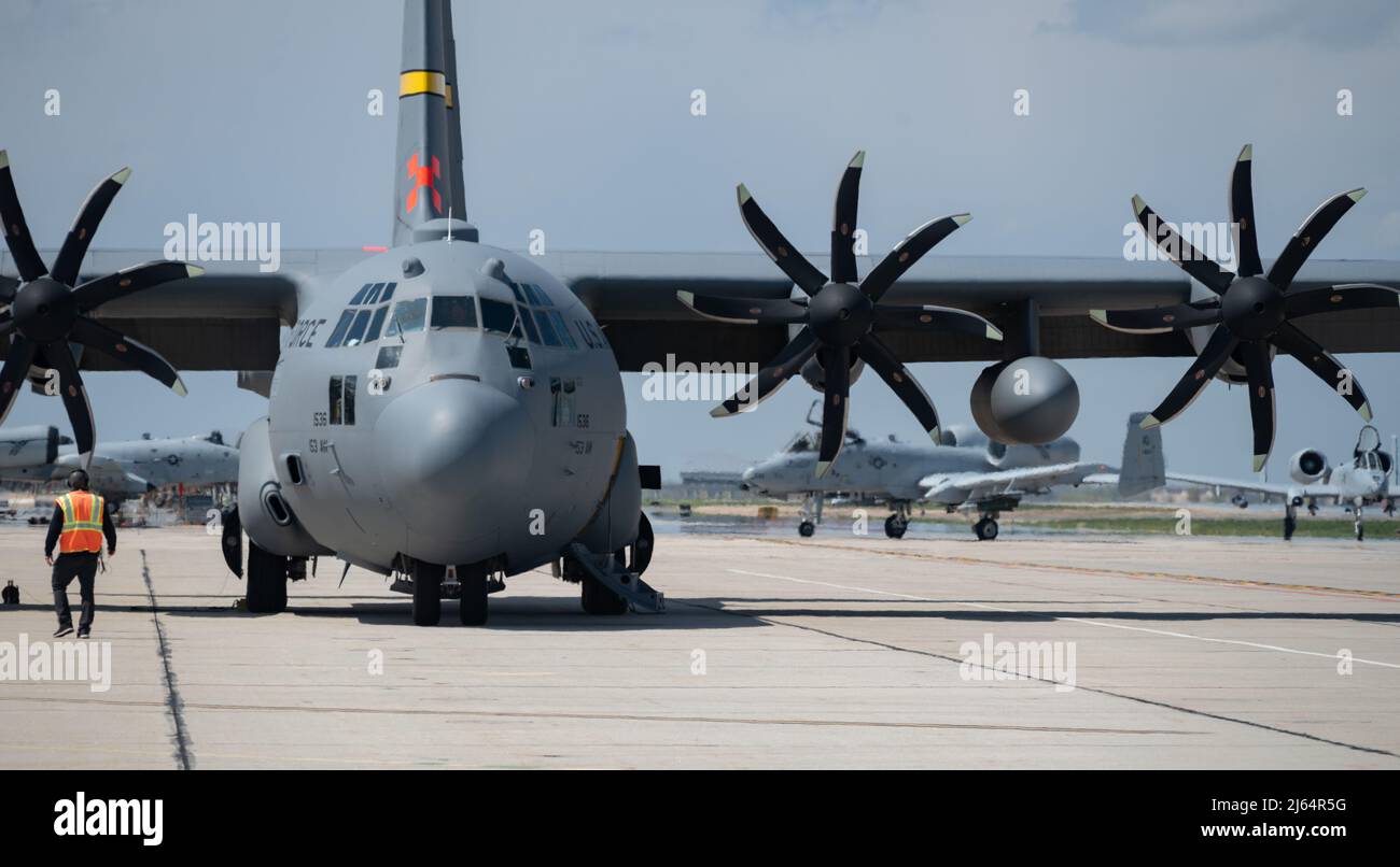 Un aeromobile C-130H Hercules della 153rd Airlift Wing, Wyoming Air National Guard, è in preparazione per una missione di addestramento del sistema antincendio modulare Airborne (MAFFS) a Boise, Idaho, 26 aprile 2022. Le unità MAFFS si stanno allenando per una missione del comando del Nord degli Stati Uniti. In caso di attivazione durante l'anno dell'incendio, First Air Force (AFNORTH), il comando della componente aerea del comando del Nord degli Stati Uniti, è il responsabile operativo del DoD per gli sforzi militari aerei volti a supportare le richieste di assistenza all'USDA Forest Service-National Interagency Fire Center per la soppressione degli incendi. (STATI UNITI Air National Guard foto di Senior ai Foto Stock