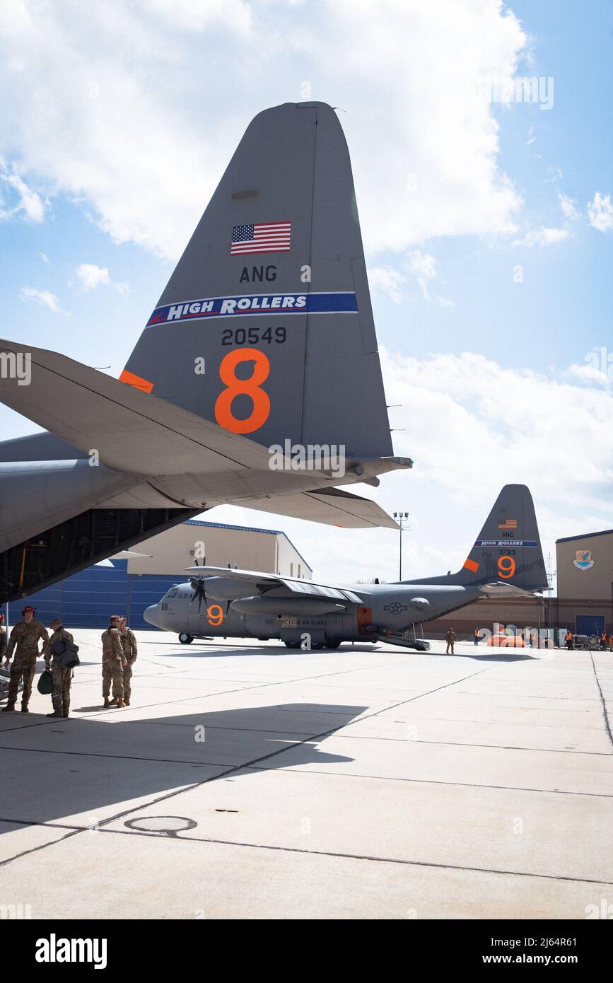 Due aerei della Guardia Nazionale aerea del Nevada C-130H Hercules si preparano a partire per una missione di addestramento durante l'annuale addestramento primaverile dei sistemi antincendio modulari aerei (MAFFS) a Boise, Idaho, 26 aprile 2022. Le unità MAFFS si stanno allenando per una missione del comando del Nord degli Stati Uniti. In caso di attivazione durante l'anno dell'incendio, First Air Force (AFNORTH), il comando della componente aerea del comando del Nord degli Stati Uniti, è il responsabile operativo del DoD per gli sforzi militari aerei volti a supportare le richieste di assistenza all'USDA Forest Service-National Interagency Fire Center per la soppressione degli incendi. (STATI UNITI Air National Guard foto di Seni Foto Stock
