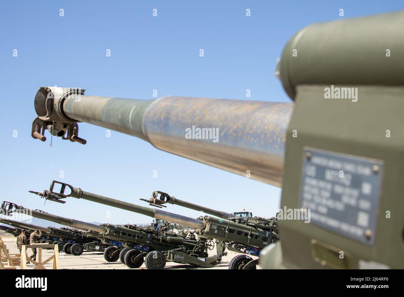 U.S. Marine Corps M777 gli ultrainati da 155 mm sono in scena sulla linea di volo prima di essere caricati su un aereo U.S. Air Force C-17 Globemaster III alla base della riserva aerea di marzo, California, 22 aprile 2022. Gli howitzer fanno parte degli sforzi degli Stati Uniti insieme ad alleati e partner per identificare e fornire all’Ucraina ulteriori capacità. (STATI UNITI Foto del corpo marino di CPL. Austin, Fraley) Foto Stock