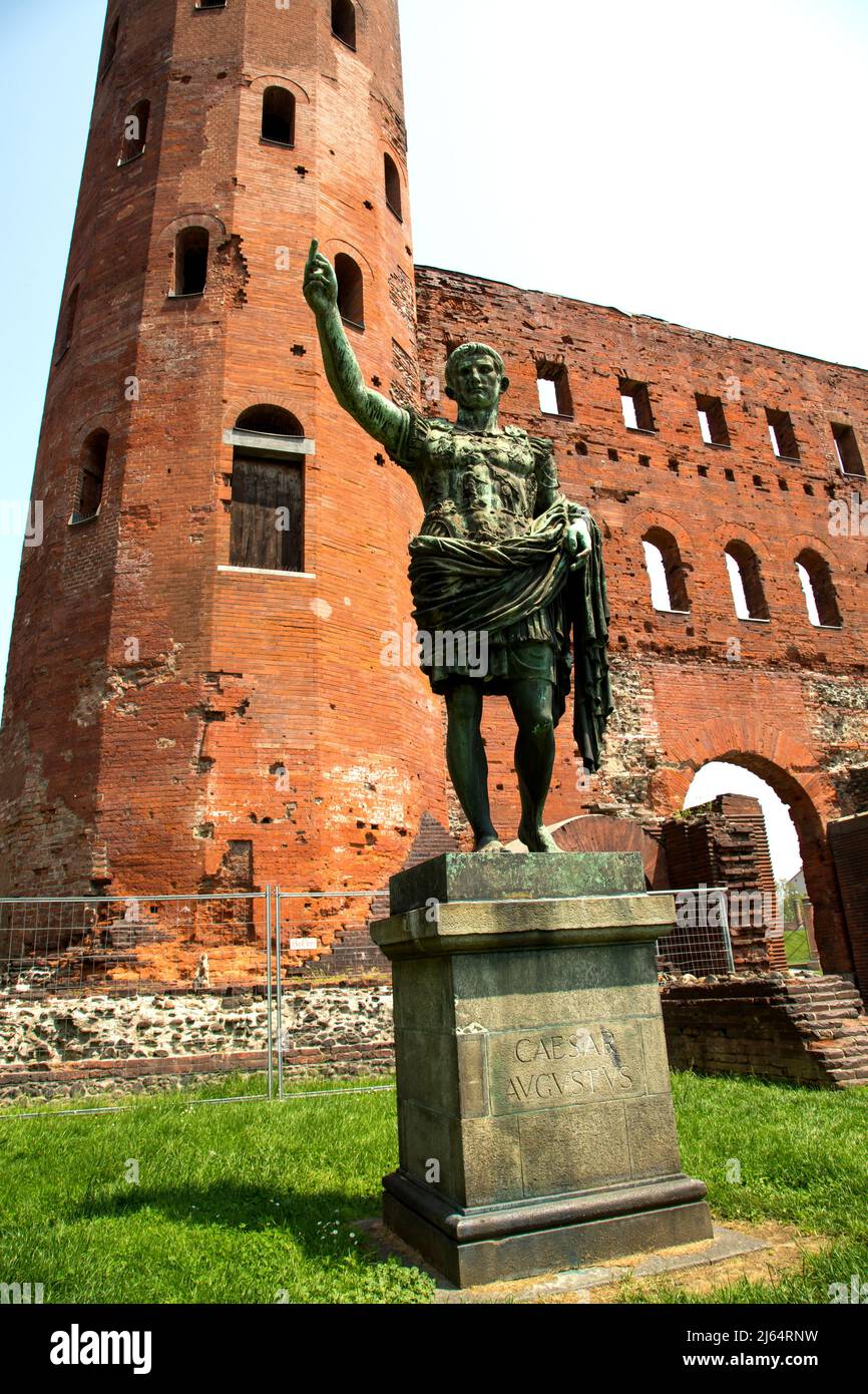 Una statua di Cesare Augusto nella parte anteriore della Porta Palatina che è parte delle rovine romane a Torino Italia che risalgono al 25BC. Foto Stock
