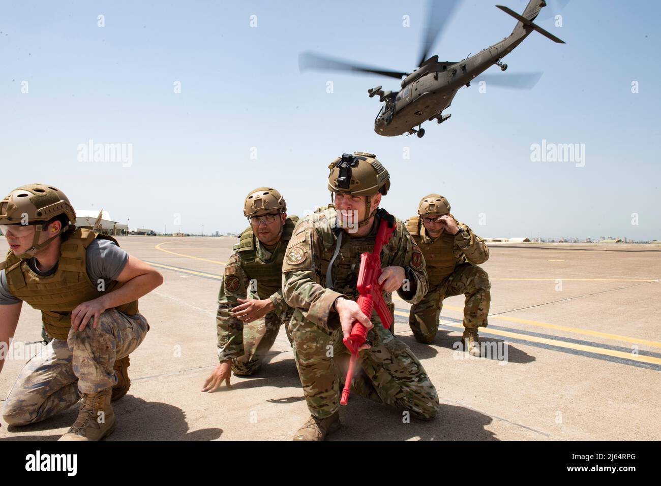 Gli studenti della Tactical Combat Casualty Care assegnati a varie unità della Incirlik Air base scannano le minacce mentre un elicottero UH-60 Black Hawk decollo durante il primo corso combinato Medic-X e TCCC ospitato dal 39th Medical Group alla Incirlik Air base, Turchia, 24 aprile 2022. Il corso di cinque giorni ha integrato i concetti di personale con capacità multiple nel curriculum TCCC esistente per preparare tutti i medici per l'assistenza sul campo prolungata. L'Air Force Medical Service ha incaricato l'MDG del 39th di testare in beta un curriculum combinato rendendo questo il primo addestramento del suo genere nell'Air Force. (STATI UNITI Air Force foto di staff S. Foto Stock