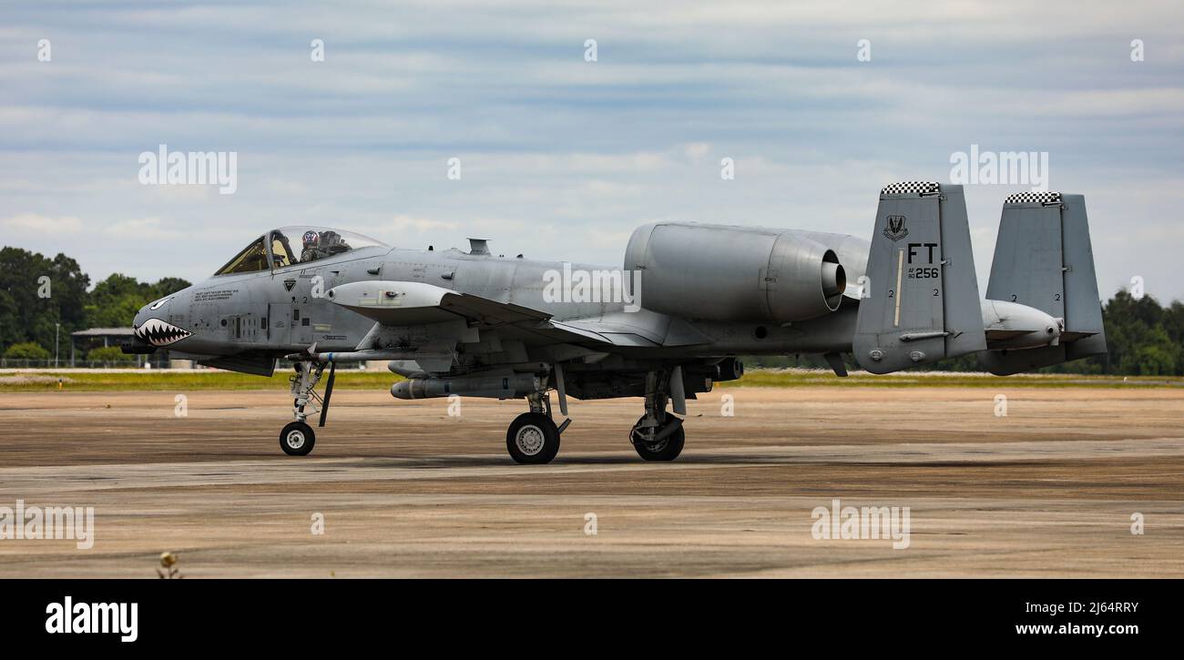 Zach Peters, un pilota Thunderbolt II A-10 con il 75th Fighter Squadron, 23d Fighter Group della Moody Air Force base, Georgia, si prepara al decollo durante il Southern Strike 2022, presso il Gulfport Combat Readiness Training Center, Gulfport, Mississippi, 26 aprile 2022. Southern Strike 2022 è un'esercitazione di combattimento multinazionale su larga scala che fornisce una formazione a livello tattico per l'intero spettro dei conflitti. Sottolinea la posizione dominante aerea, le operazioni marittime, il sostegno aereo marittimo, l'impegno di precisione, uno stretto sostegno aereo; comando e controllo, recupero del personale, aeromedico Foto Stock