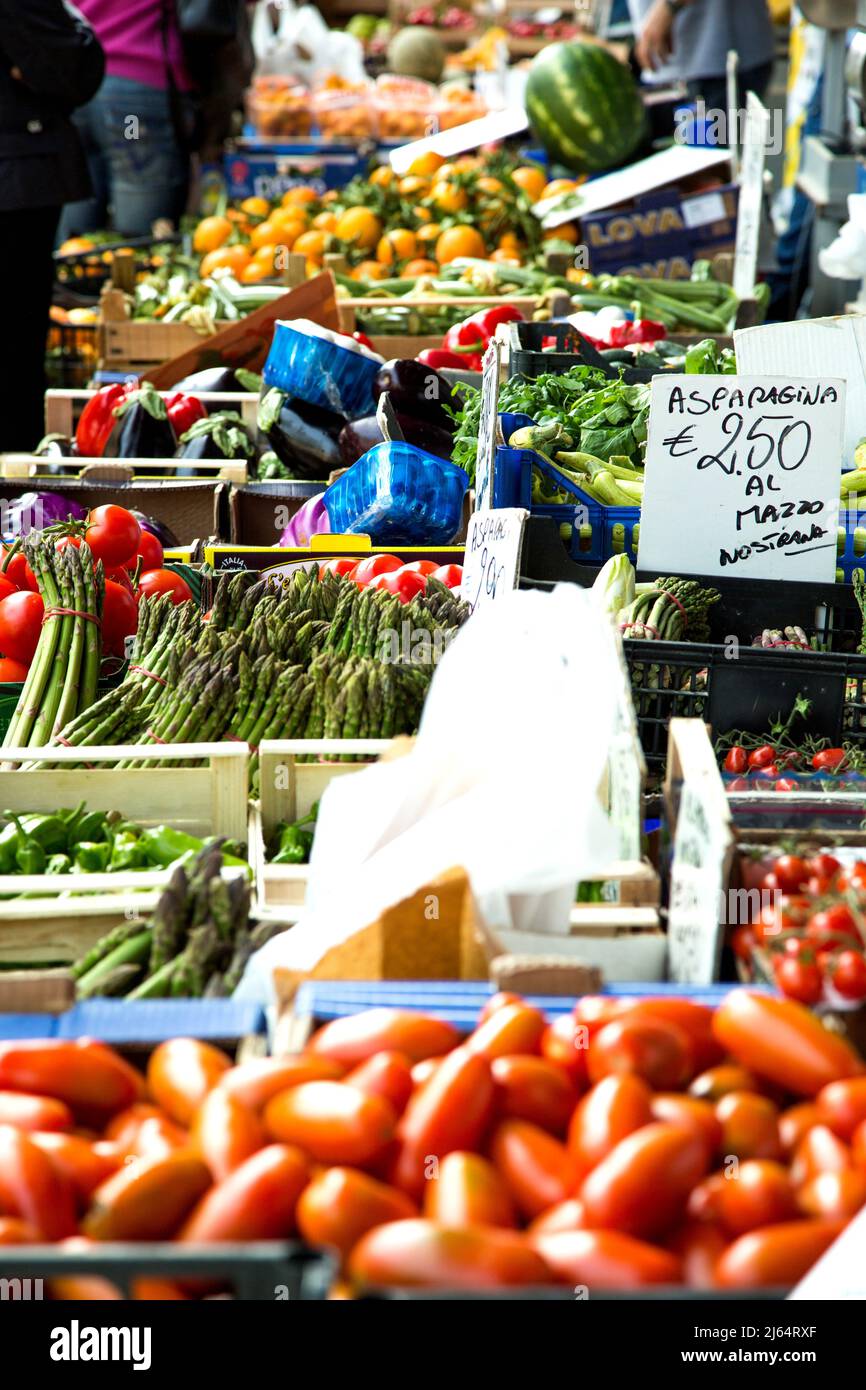 La frutta e la verdura in esposizione presso il popolare mercato del sabato mattina in Alba nella regione Piemonte Foto Stock