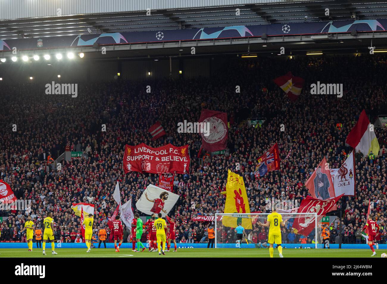 Liverpool. 28th Apr 2022. I tifosi di Liverpool cantano "You'll Never Walk alone" prima della semifinale della UEFA Champions League a 1st gambe tra Liverpool e Villarreal a Liverpool, in Gran Bretagna, il 27 aprile 2022. SOLO PER USO EDITORIALE. NON IN VENDITA PER CAMPAGNE PUBBLICITARIE O DI MARKETING. NESSUN UTILIZZO CON AUDIO, VIDEO, DATI, ELENCHI DI FIXTURE, LOGO DI CLUB/CAMPIONATI O SERVIZI 'LIVE' NON AUTORIZZATI. L'USO ONLINE IN-MATCH È LIMITATO A 45 IMMAGINI, SENZA EMULAZIONE VIDEO. NESSUN UTILIZZO NELLE SCOMMESSE, NEI GIOCHI O NELLE PUBBLICAZIONI DI SINGOLI CLUB/CAMPIONATI/GIOCATORI. Credit: Xinhua/Alamy Live News Foto Stock