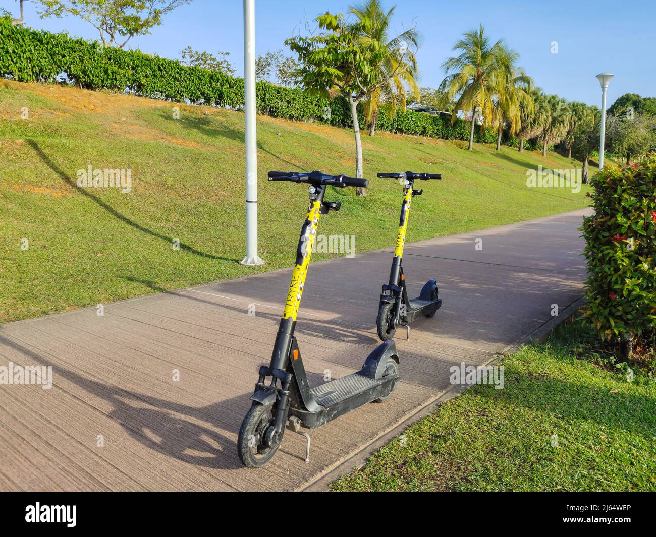 Cyberjaya,Malesia - 25 Aprile 2022 : due e-scooters TRYKE parcheggiano sul sentiero lungo il Lago Perdana, Cyberjaya Putrajaya. Foto Stock