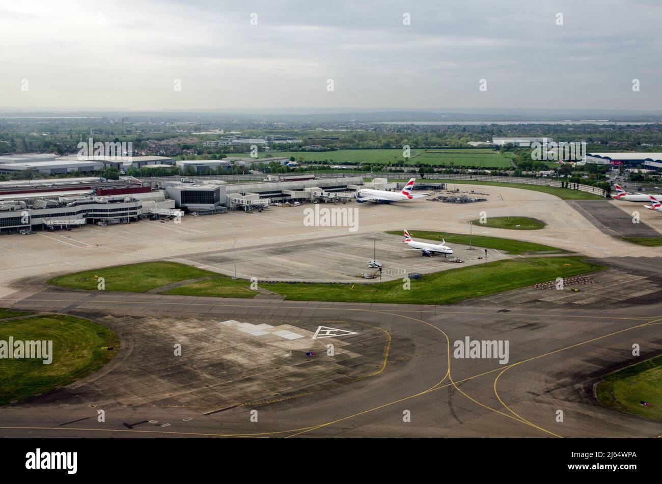 Londra, Regno Unito - 19 aprile 2022: Vista aerea del terminal 4 di Heathrow a Londra completa di area di atterraggio per elicotteri. Visto in una mattinata di primavera soleggiata. Foto Stock