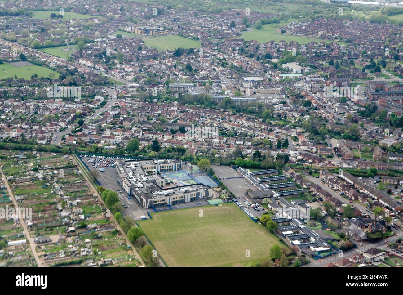 Vista aerea del sobborgo londinese di Feltham con la Scuola Speciale Marjory Kinnon nel centro. La scuola è in grado di ospitare bambini tra i 4 e i 16 anni Foto Stock