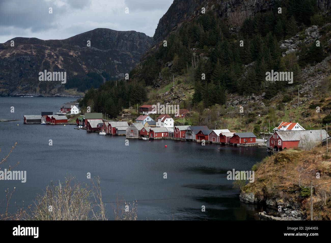 Oppedal è un piccolo villaggio in una baia spettacolare sulla costa dell'isola di Vågsøy, sulla costa occidentale della Norvegia Foto Stock