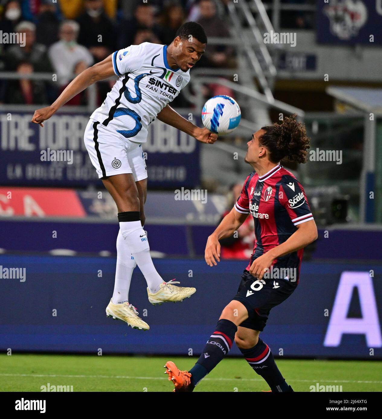 Bologna, Italia. 27th Apr 2022. Denzel Dumfries (L) di Inter Milan vies con Arthur Theate di Bologna durante la loro partita di calcio a Bologna, 27 aprile 2022. Credit: Alberto Lingria/Xinhua/Alamy Live News Foto Stock