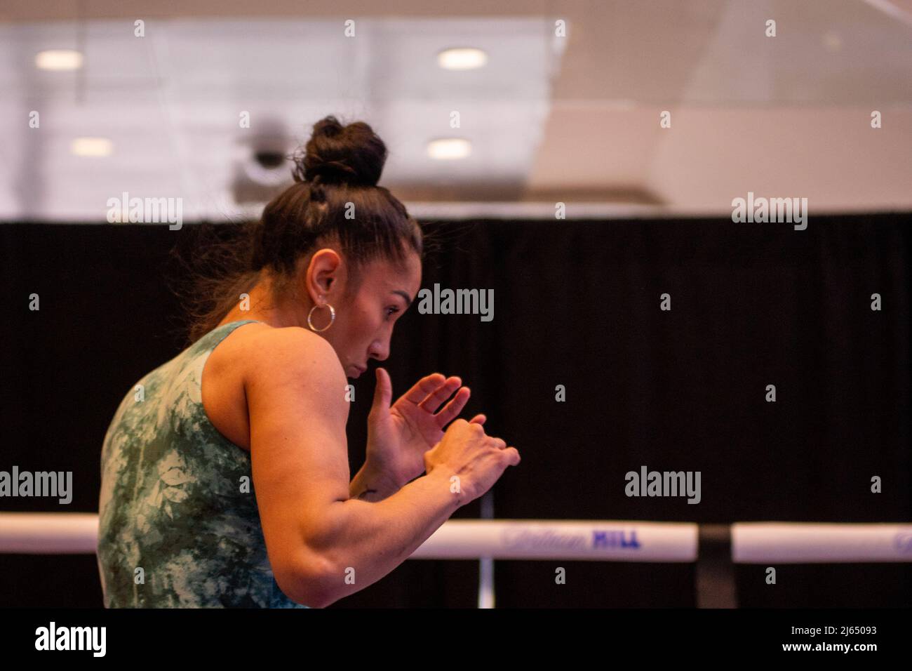 NEW YORK, NY - 27 APRILE: Amanda Serrano durante gli allenamenti aperti prima del suo scontro con Katie Taylor al Madison Square Garden il 27 aprile 2022 a New York, NY, Stati Uniti. (Foto di Matt Davies/PxImages) Credit: PX Images/Alamy Live News Foto Stock