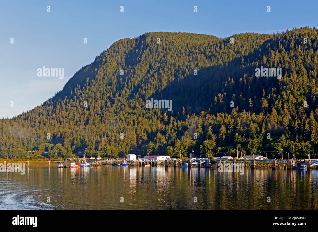 Città costiera sul passaggio interno vicino a Juneau in Alaska, Foto Stock