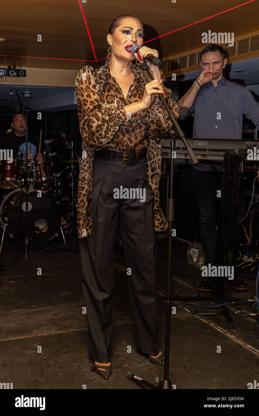Londra, Regno Unito. 27th Apr 2022. La cantante serba Svetlana Raznatovic, conosciuta con il suo nome di scena Ceca, partecipa e canta per gli ospiti all'Oscars Nightclub di Mayfair, Londra. Credit: SOPA Images Limited/Alamy Live News Foto Stock