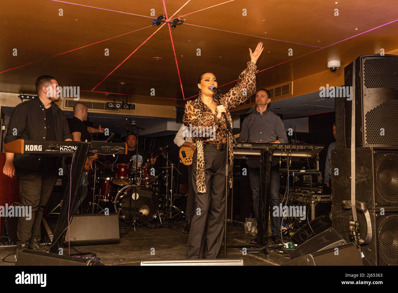 Londra, Regno Unito. 27th Apr 2022. La cantante serba Svetlana Raznatovic, conosciuta con il suo nome di scena Ceca, partecipa e canta per gli ospiti all'Oscars Nightclub di Mayfair, Londra. Credit: SOPA Images Limited/Alamy Live News Foto Stock