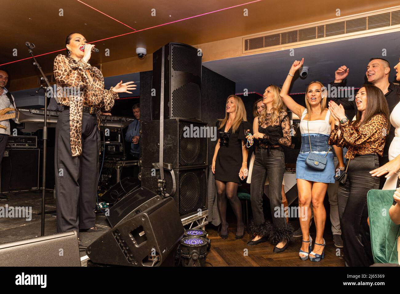 Londra, Regno Unito. 27th Apr 2022. La cantante serba Svetlana Raznatovic, conosciuta con il suo nome di scena Ceca, partecipa e canta per gli ospiti all'Oscars Nightclub di Mayfair, Londra. Credit: SOPA Images Limited/Alamy Live News Foto Stock