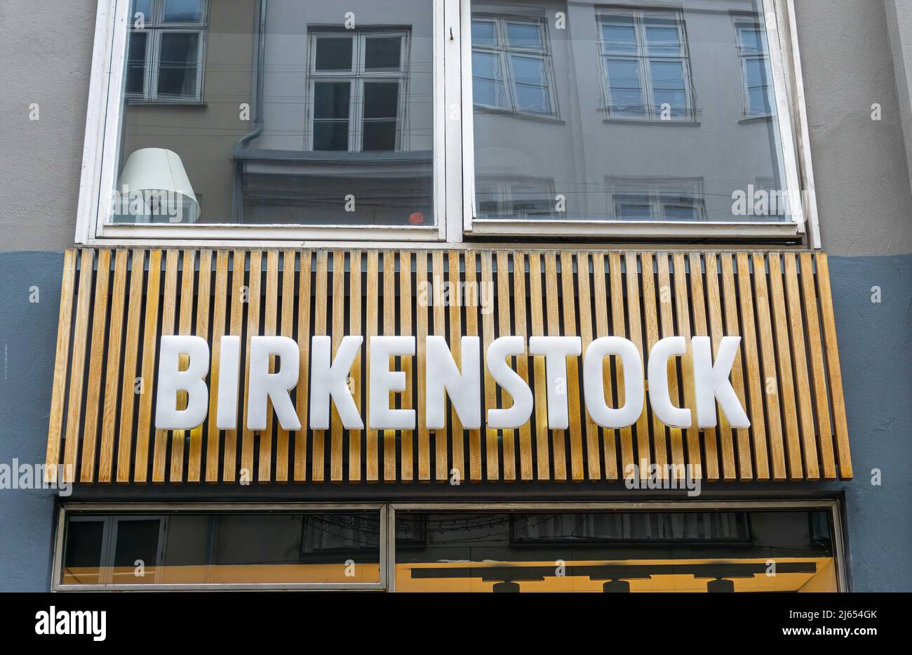 Copenhagen, Danimarca - 14 novembre 2021: Facciata con sfondo in legno e segno editoriale del noto marchio di calzature Birkenstock Foto Stock