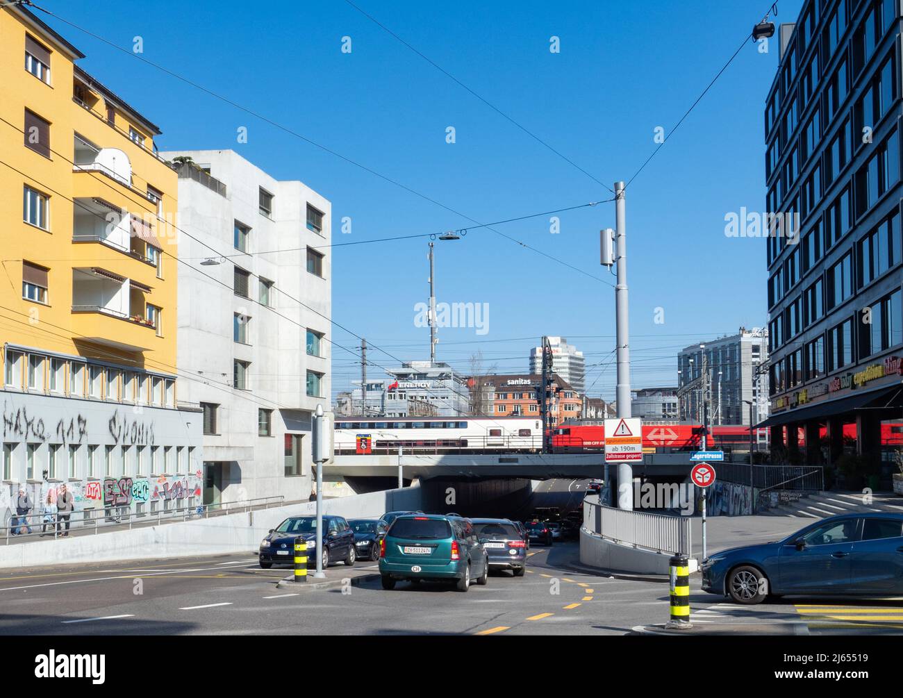 Zurigo, Svizzera - Marzo 5th 2022: Situazione del traffico in Langstrasse. Foto Stock