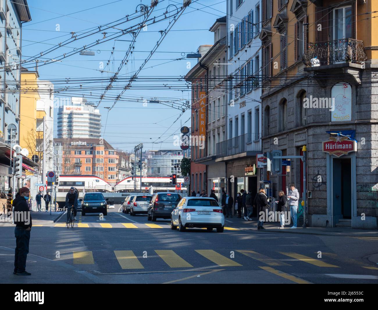 Zurigo, Svizzera - Marzo 5th 2022: Situazione del traffico in Langstrasse. Foto Stock