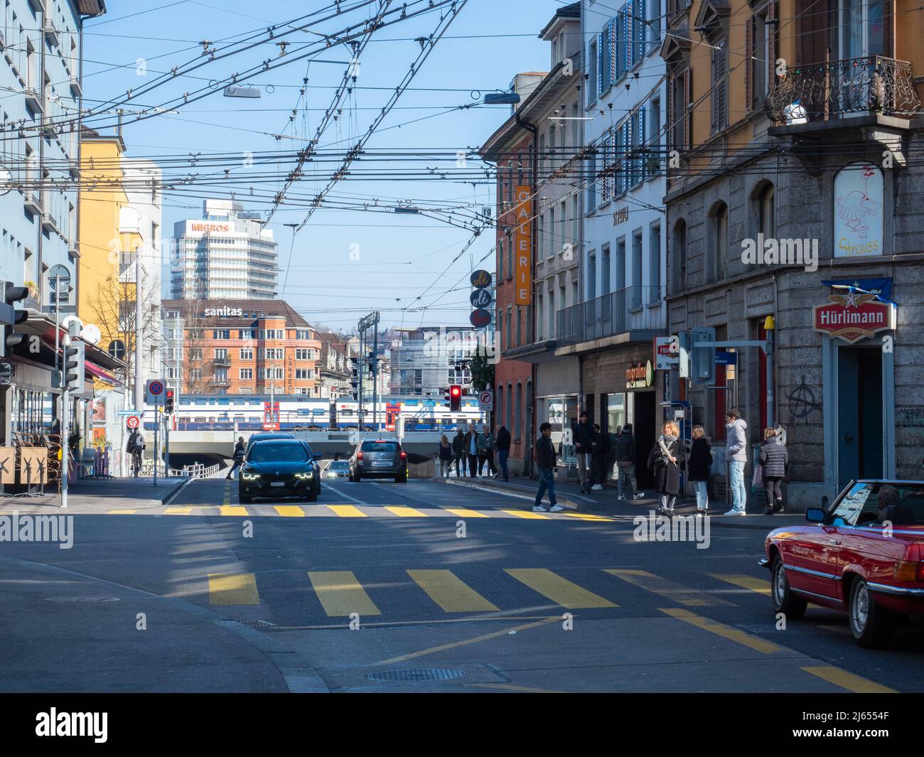 Zurigo, Svizzera - Marzo 5th 2022: Situazione del traffico in Langstrasse. Foto Stock