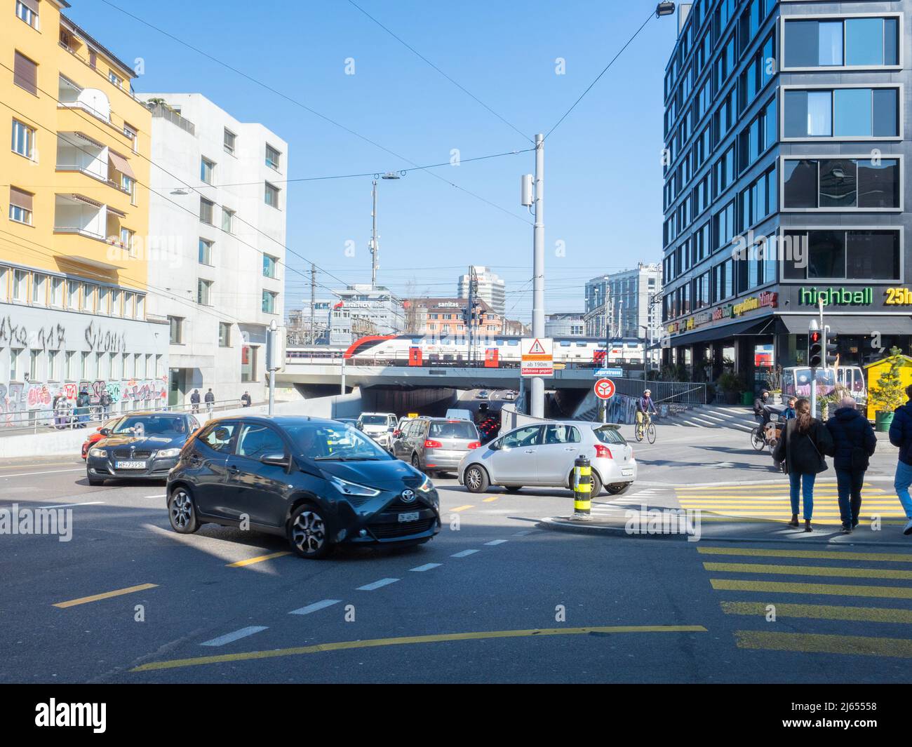 Zurigo, Svizzera - Marzo 5th 2022: Situazione del traffico in Langstrasse. Foto Stock