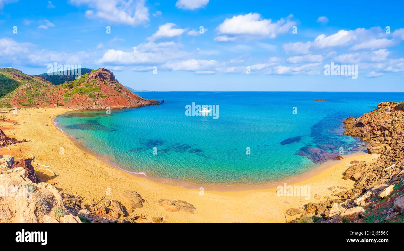 Paesaggio con spiaggia Cala Pilar, isola di Minorca, Spagna Foto Stock