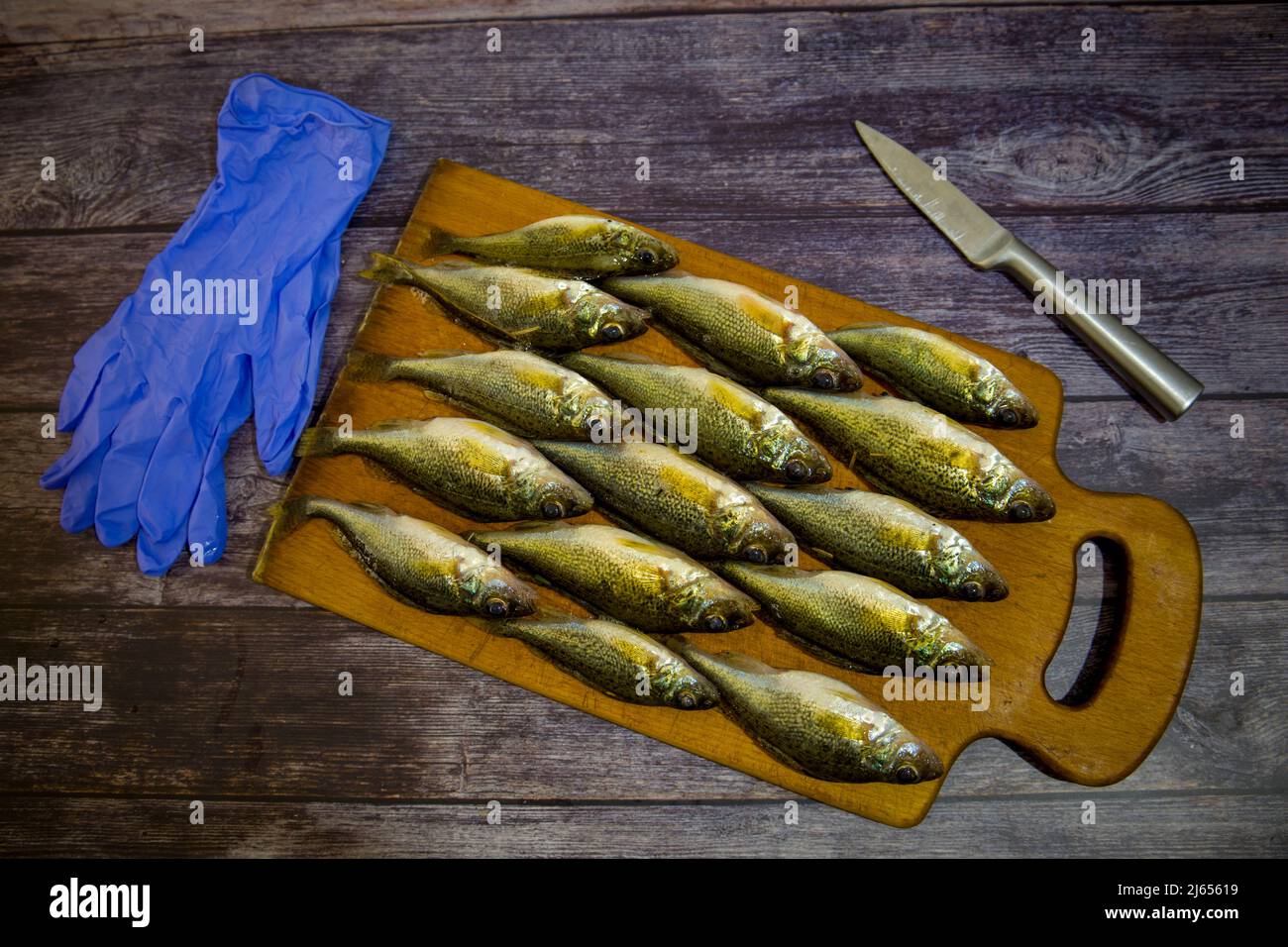 Pesce di Ruff su un tagliere Foto Stock