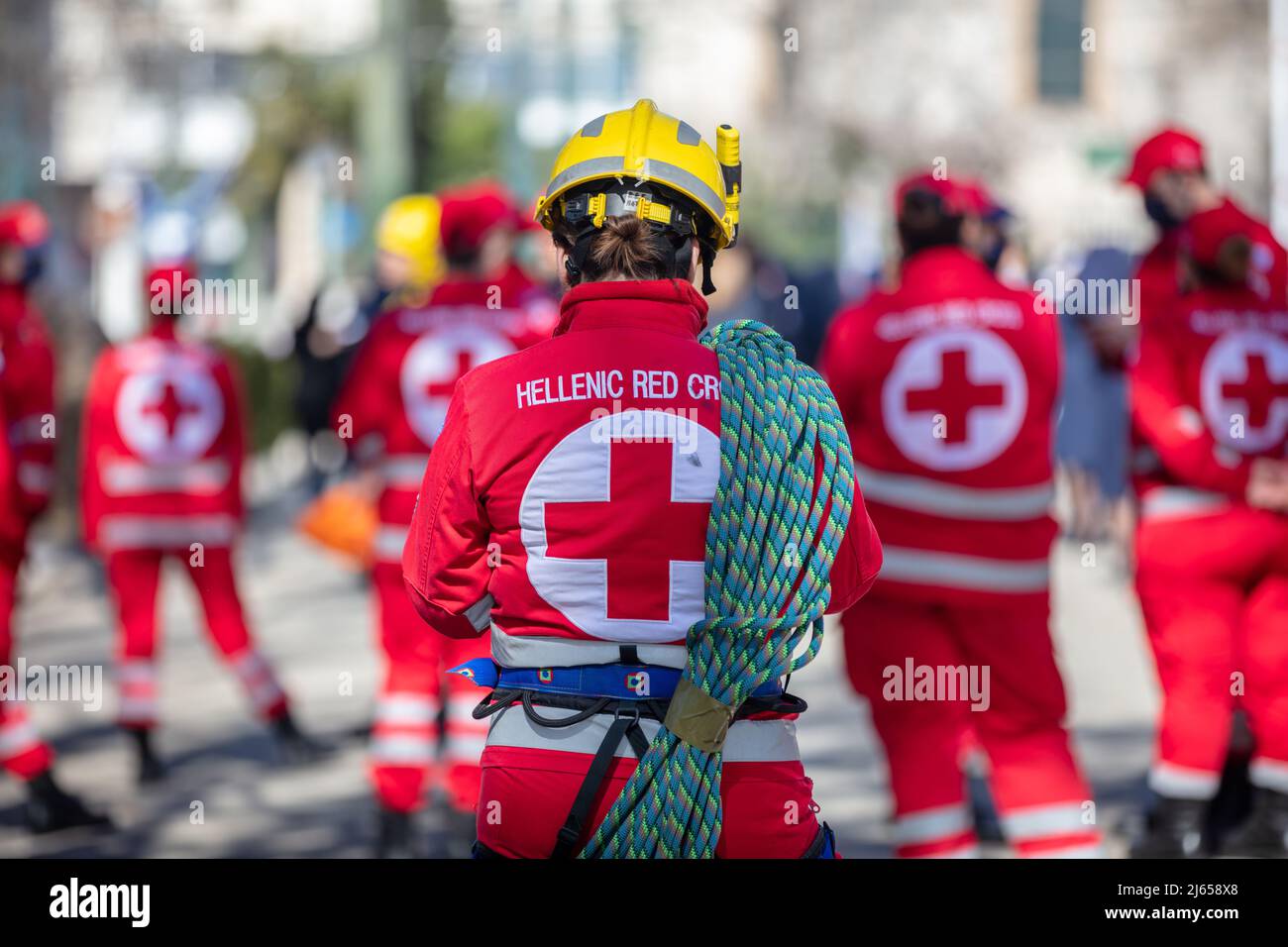 Grecia Atene, marzo 25 2022. Volontario di Croce Rossa ellenica con piena dipendenza alla sfilata. Organizzazione senza scopo di lucro di assistenza medica di emergenza. BL Foto Stock