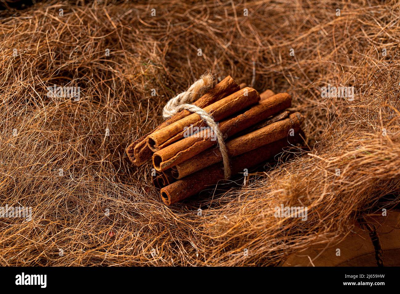 Mazzo di bastoncini di cannella su fibra di cocco Foto Stock