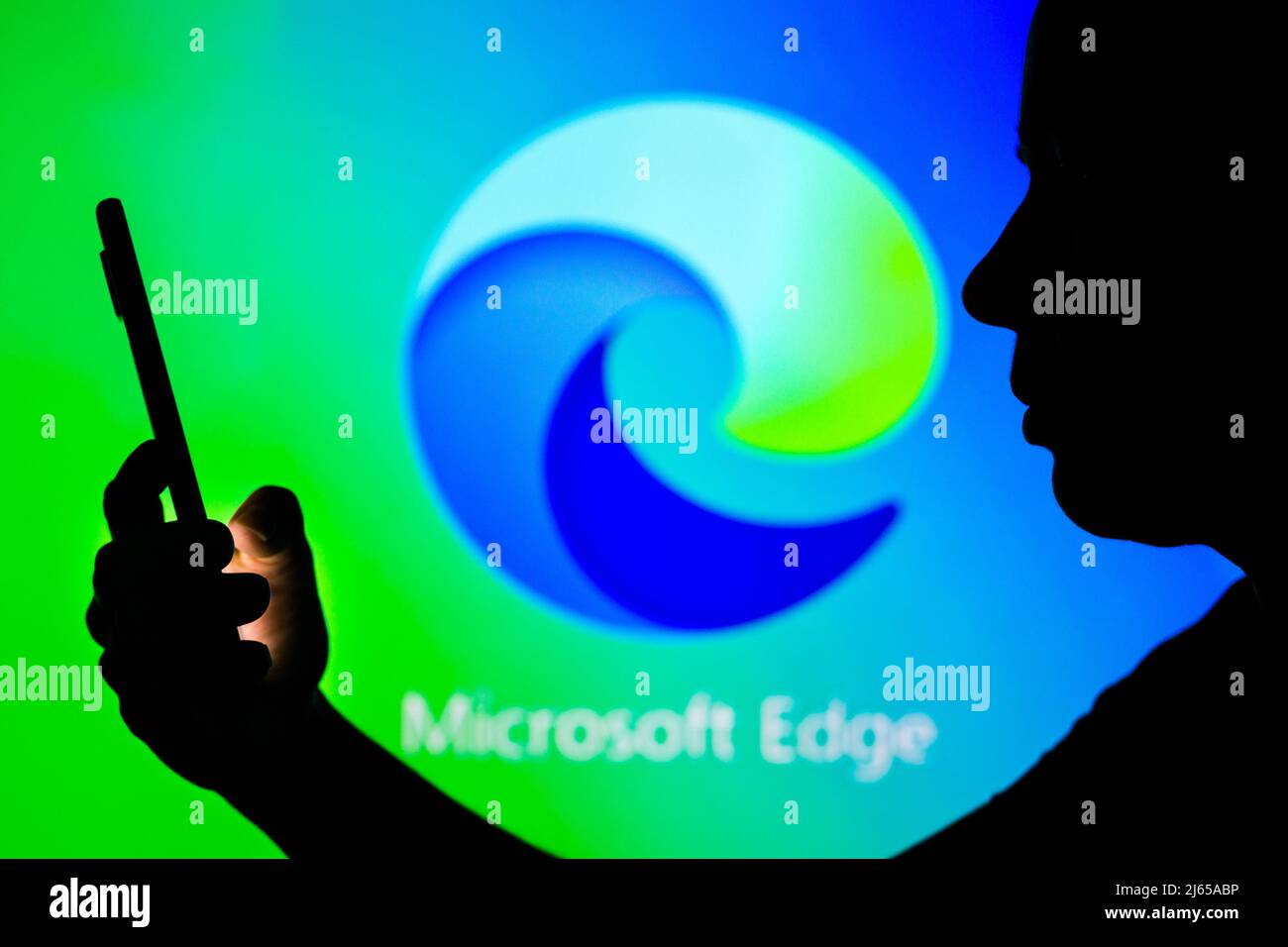 Brasile. 27th Apr 2022. In questa foto, il logo Microsoft Edge è visto sullo sfondo di una donna con silhouette che tiene un telefono cellulare. (Foto di Rafael Henrique/SOPA Images/Sipa USA) Credit: Sipa USA/Alamy Live News Foto Stock