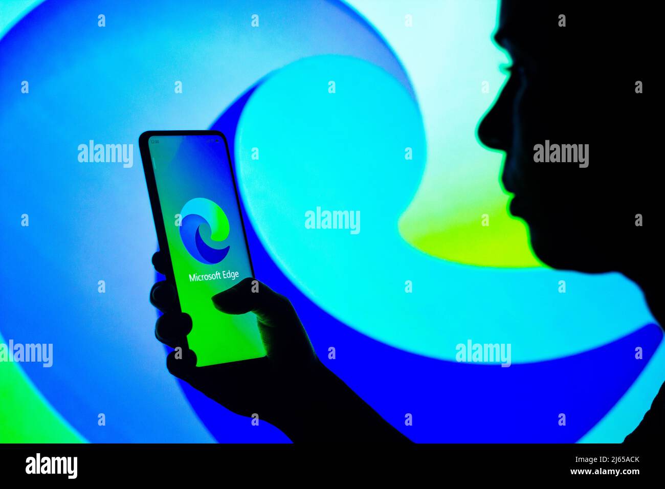 Brasile. 27th Apr 2022. In questa illustrazione fotografica, una donna con silhouette tiene uno smartphone con il logo Microsoft Edge visualizzato sullo schermo. Credit: SOPA Images Limited/Alamy Live News Foto Stock