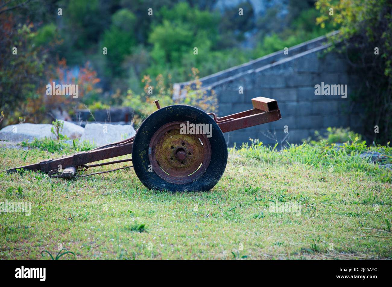 Vecchio rimorchio arrugginito in campagna Foto Stock