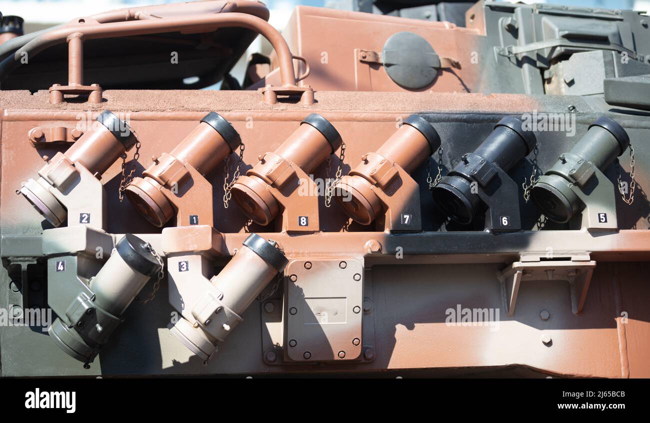 Parata militare. Colore camouflage veicolo corazzato, vista ravvicinata, arma da guerra. Attrezzature militari per la lotta e la difesa Foto Stock