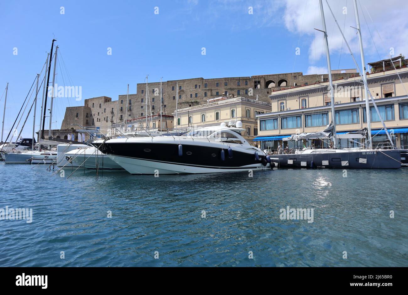 Napoli - Scorcio di Borgo Marinari dalla barca Foto Stock