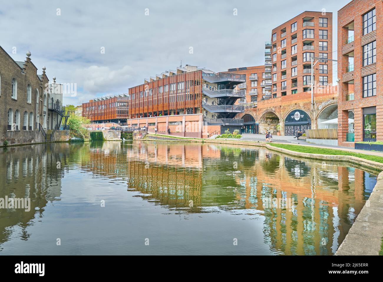 Riflesso del centro commerciale e degli appartamenti per soggiorni nel canale Regents a Hawley Wharf, Camden, Londra, Inghilterra. Foto Stock