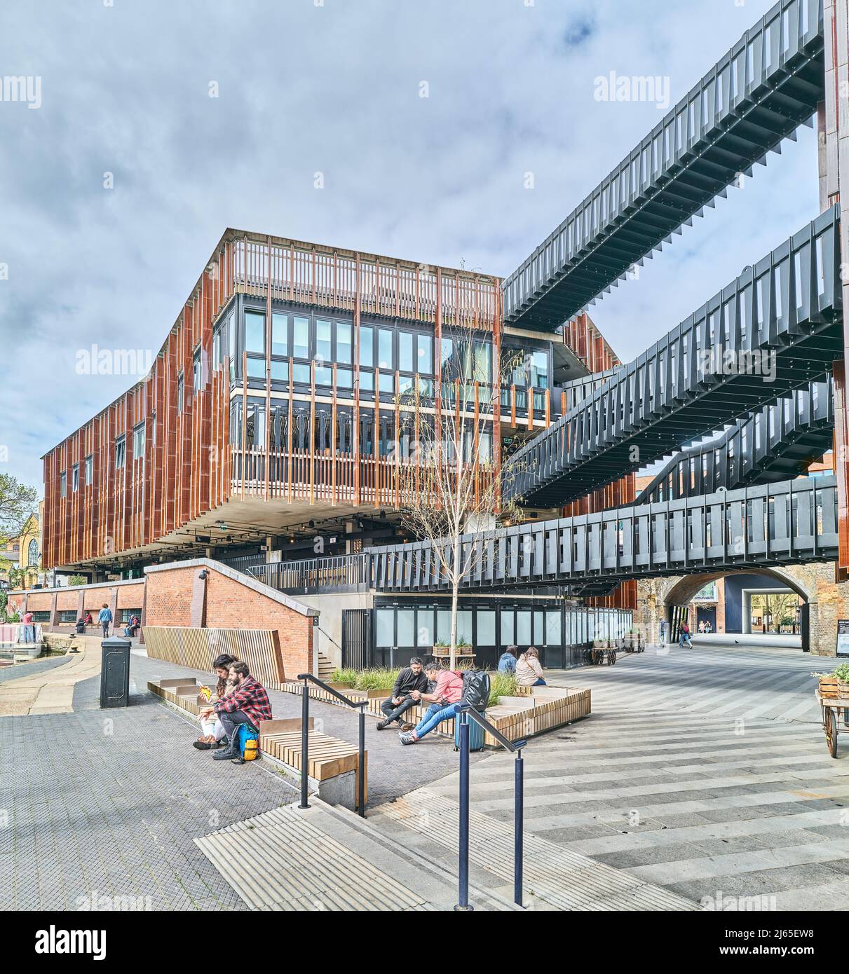 I visitatori si rilassano in una giornata di sole fuori dai campi da sparare e da cibo a Hawley Wharf, Camden, Londra, Inghilterra. Foto Stock