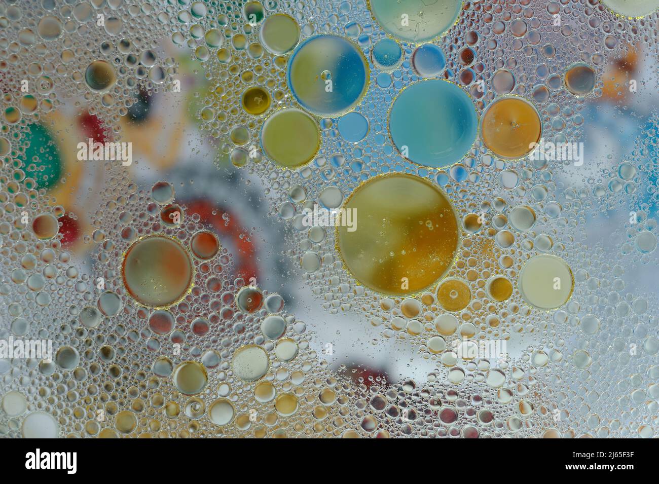 Macro o primo piano immagine studio di colorate bolle di sapone in acqua Foto Stock