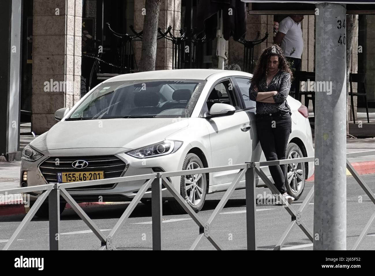 Gerusalemme, Israele. 28th Apr 2022. Gli israeliani stanno inchinandosi solennemente la testa e contemplando i sei milioni di vittime ebraiche dell'Olocausto mentre la vita si ferma nelle strade di Gerusalemme e in tutto il paese. Una sirena di due minuti ha trafitto il silenzio che segnava la Giornata della memoria dei Martiri e degli Eroi dell'Olocausto, Yom HaShoah. Credit: NIR Alon/Alamy Live News Foto Stock