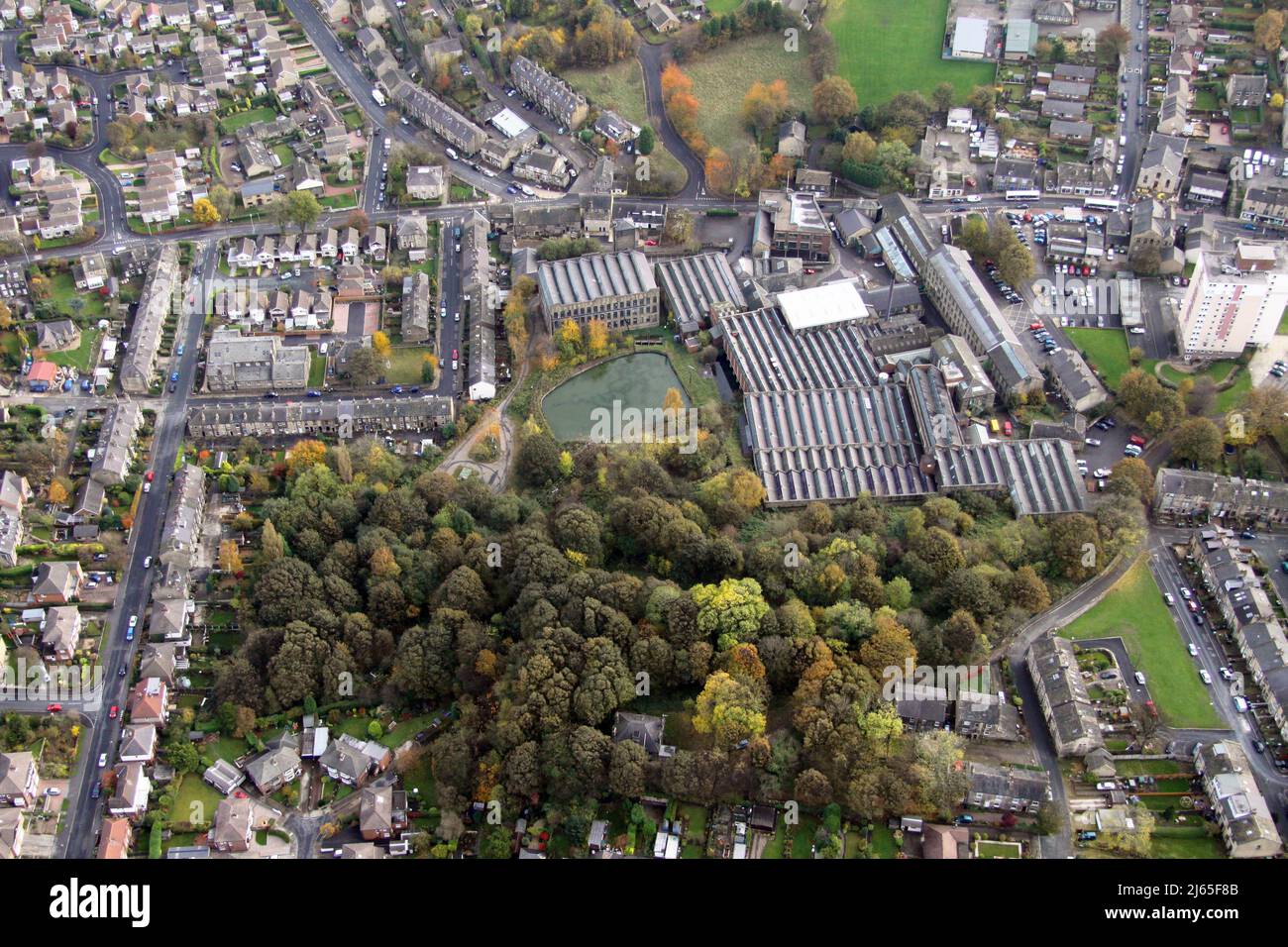 Vista aerea di Sunny Bank Mills a Farsley, Leeds, West Yorkshire. Sede del programma televisivo della BBC 'The Great British Sewing Bee'. Foto Stock