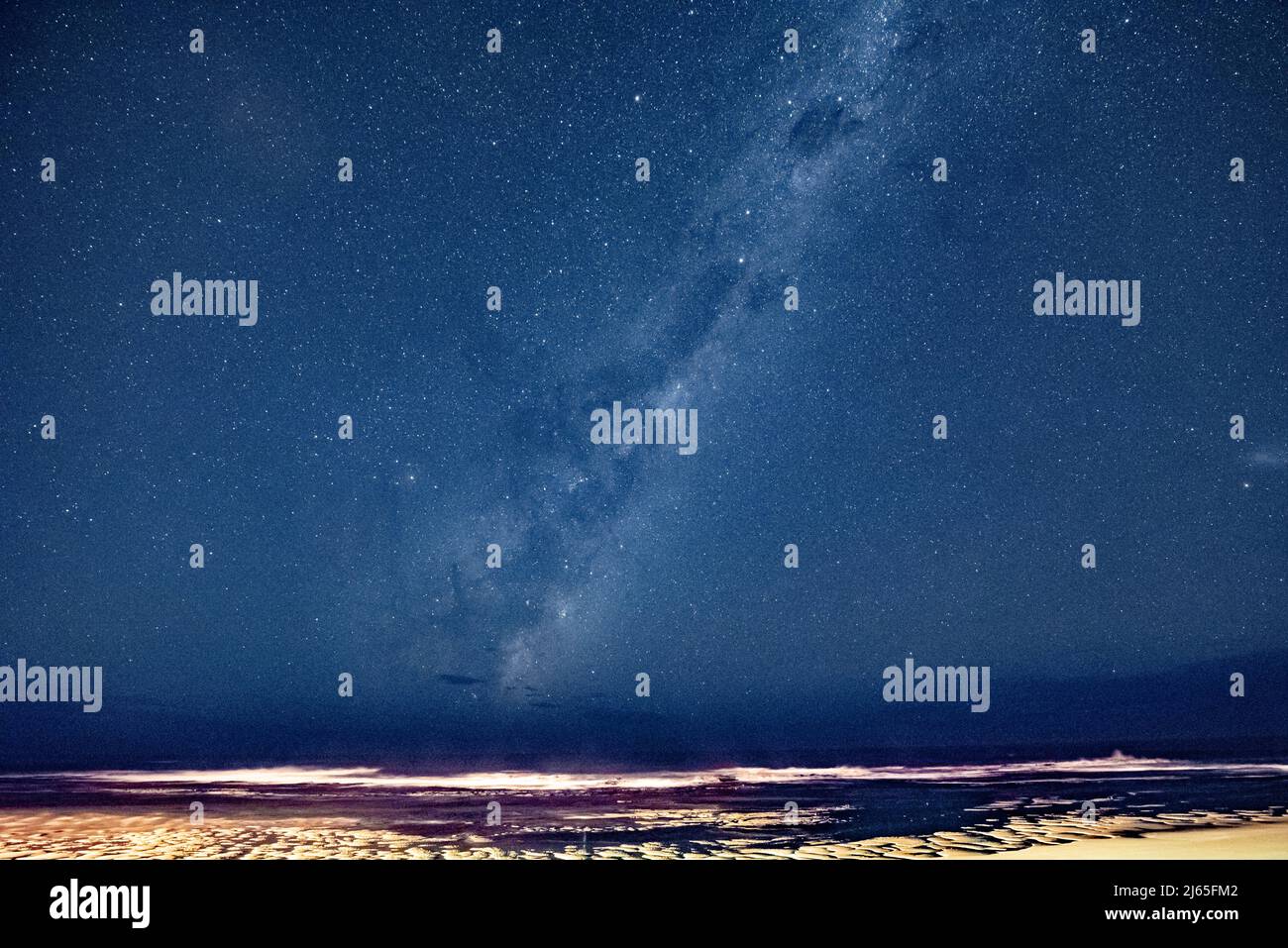 Cielo notturno con via lattea sul mare, Middle Beach, Kenton on Sea, Sudafrica, 05 aprile 2022. Foto Stock