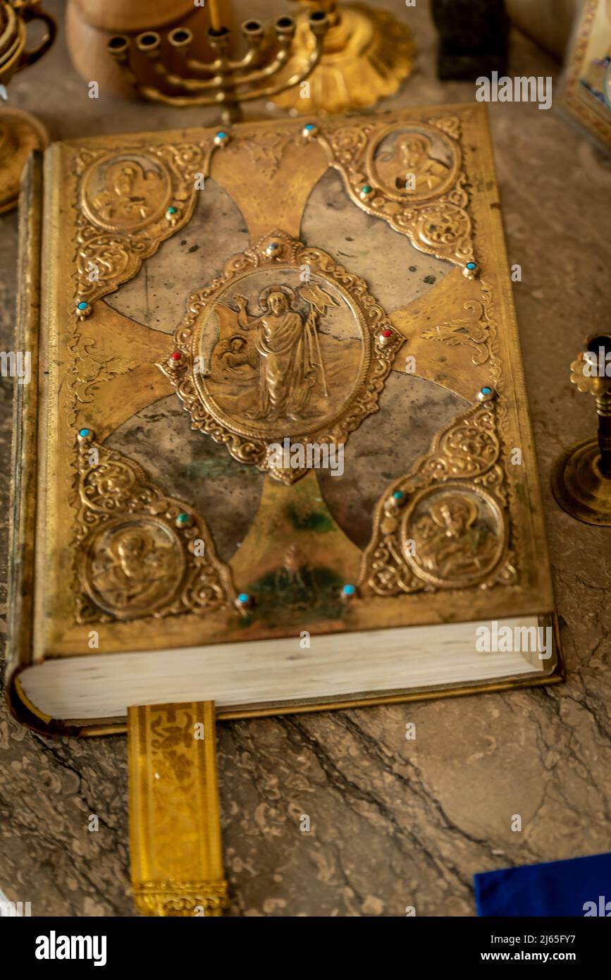 Bibbia - un libro antico su una vecchia tavola Una pila di libri vecchi. Libro vintage su tavola in legno. Un fulmine magico intorno ad un libro luminoso nella stanza del buio Foto Stock
