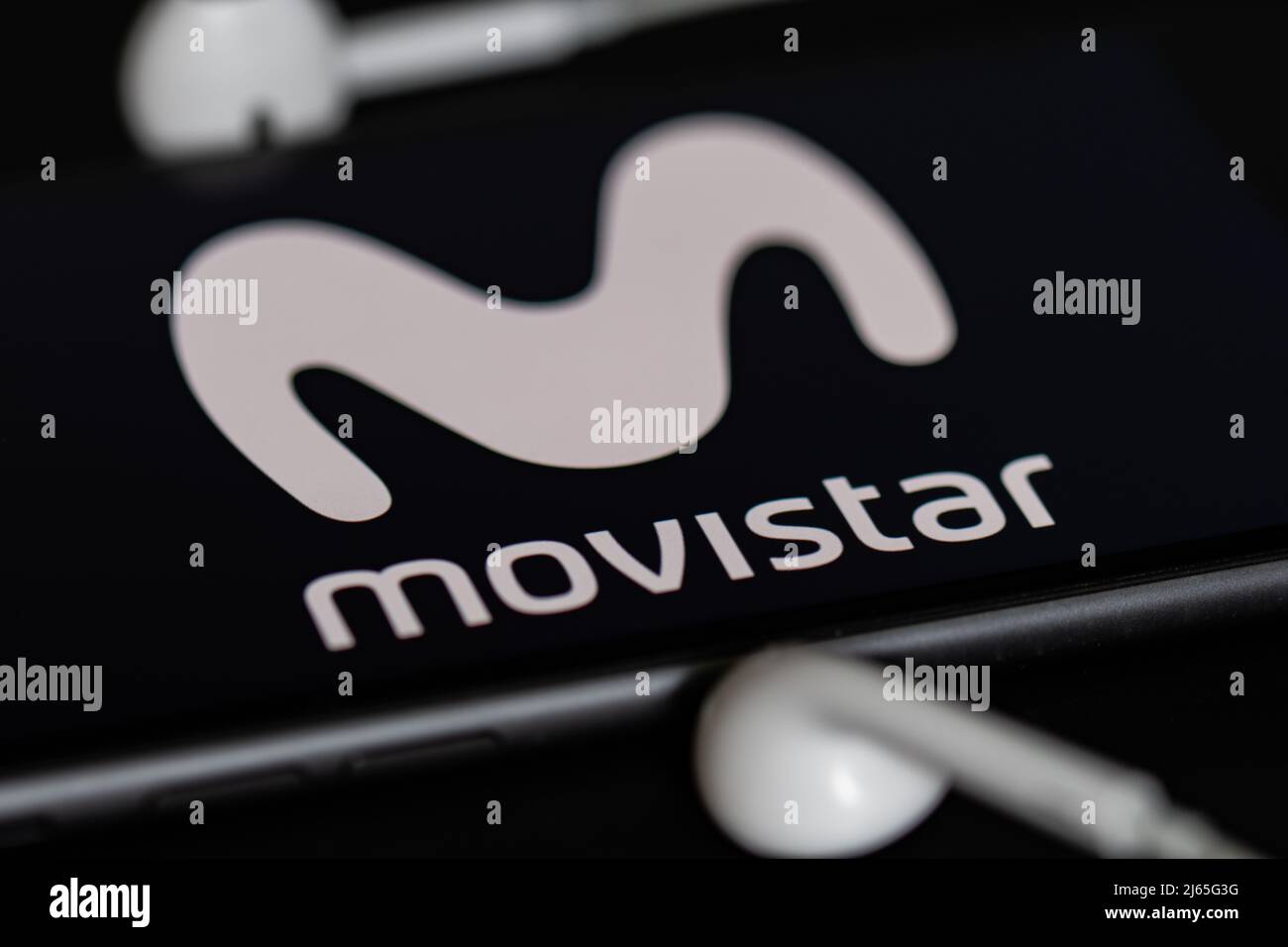 Rheinbach, Germania 28 aprile 2022, il logo del fornitore di telecomunicazioni 'Movistar' sul display di uno smartphone Foto Stock