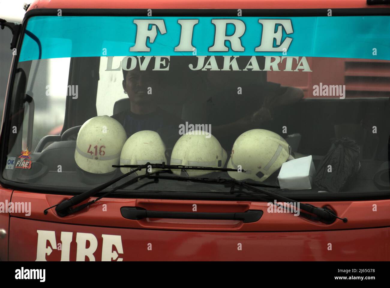 Un camion antincendio viene fotografato durante una prova per gli eventi cerimoniali ed espositivi per celebrare la giornata dei vigili del fuoco e del soccorso dell'Indonesia, commemorata il 1 marzo di ogni anno, presso il Monumento Nazionale di Giacarta centrale, Jakarta, Indonesia. I dati dell'unità di dati aperta di Giacarta hanno dimostrato che, in un periodo compreso tra il 2011 e il 2020, nella capitale indonesiana si sono verificati in media 1373 casi all'anno. Ogni giorno nella città si verificano almeno 3 incidenti con una popolazione stimata di oltre 11 milioni di persone. Foto Stock