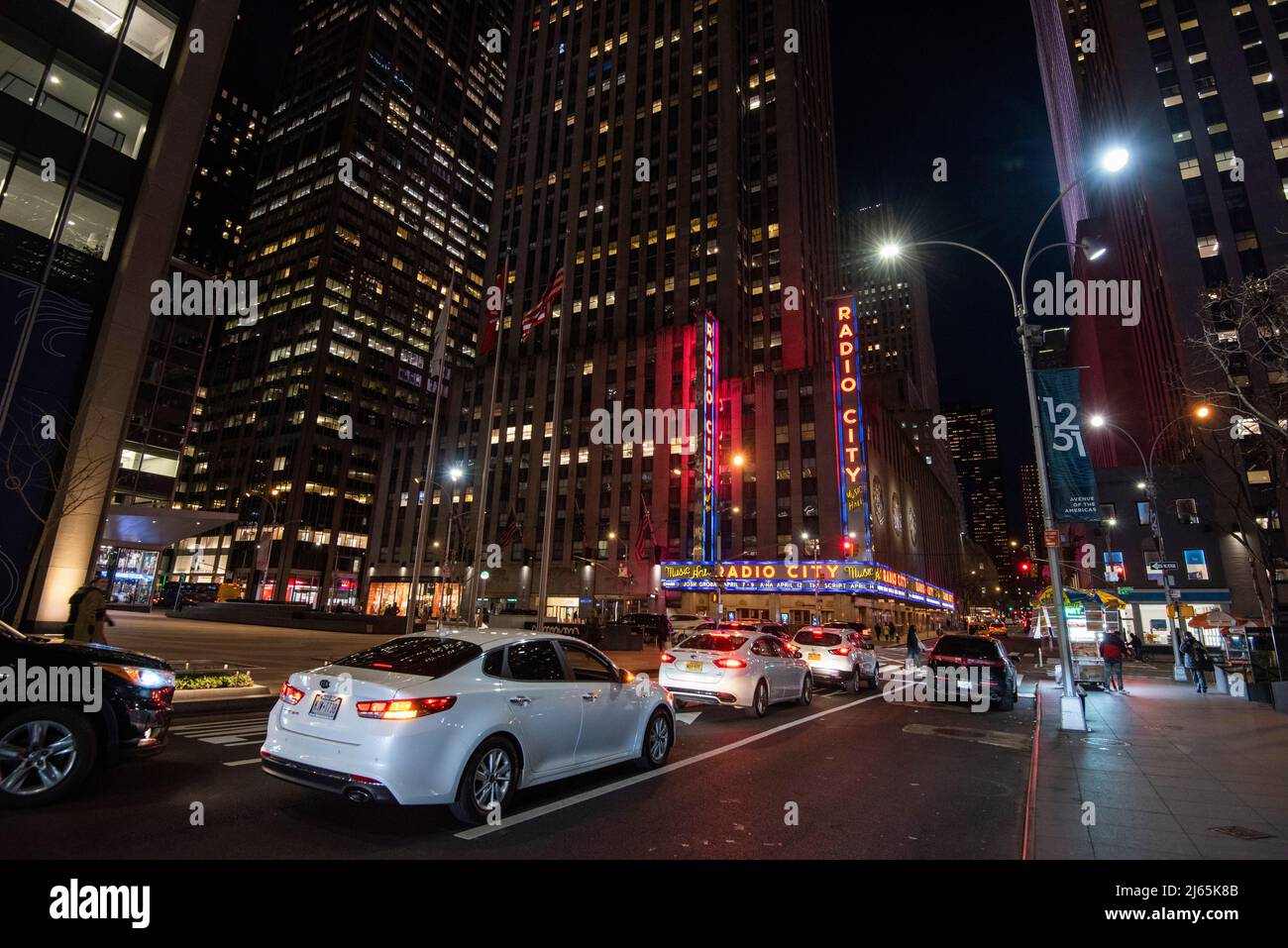Notte all'incrocio tra la 50th e la 6th Ave a Manhattan, New York USA Foto Stock