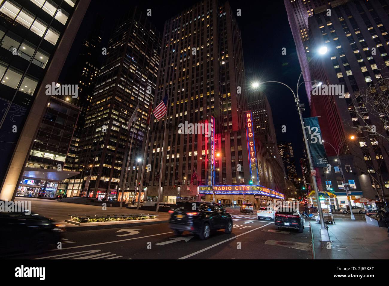 Notte all'incrocio tra la 50th e la 6th Ave a Manhattan, New York USA Foto Stock