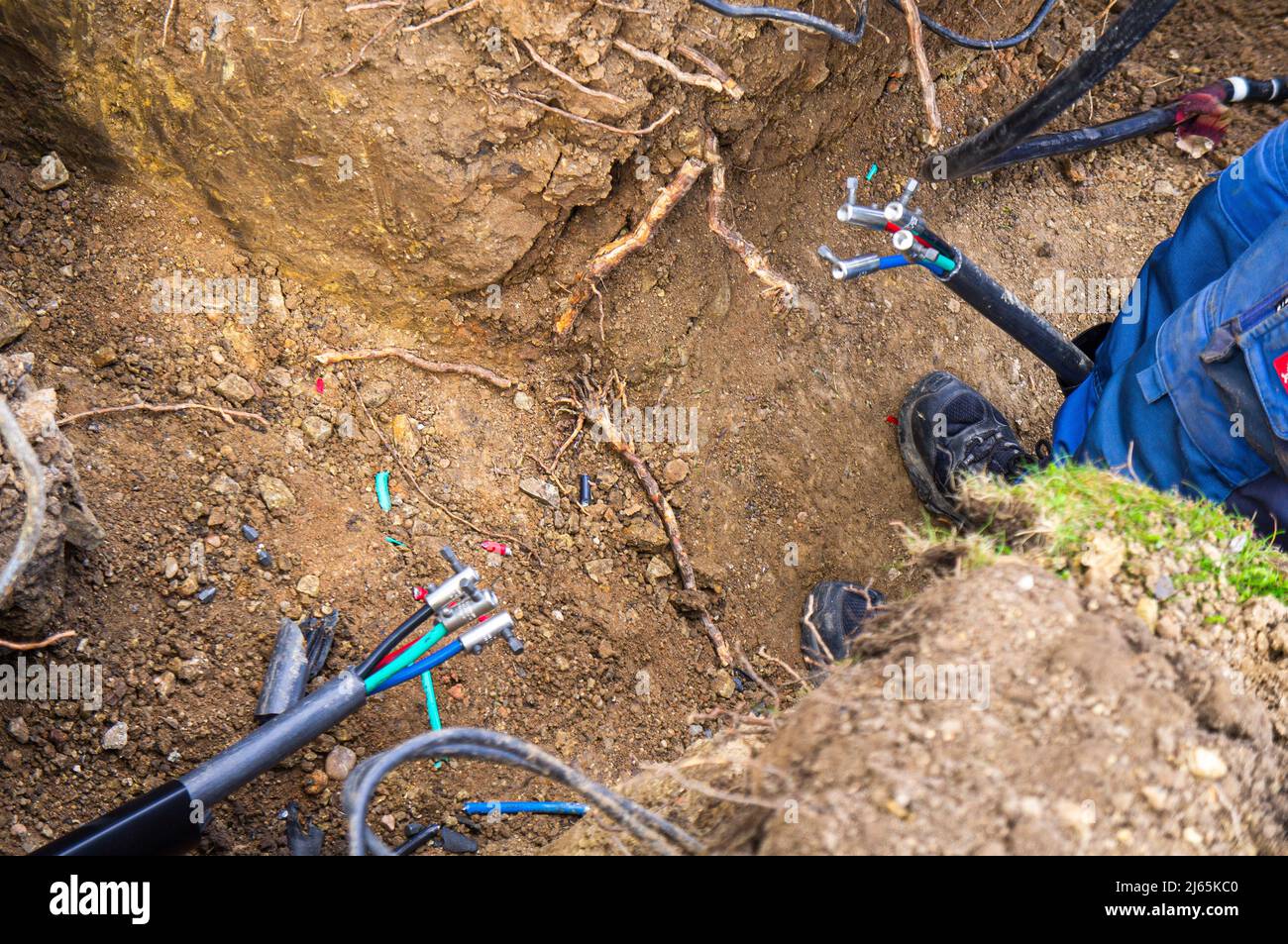 Cavi interrati danneggiati durante le operazioni di scavo, strappati, cavi della linea di alimentazione rotti, cablaggio, linea di alimentazione rotta, riparazione, Pruhonice, Repubblica Ceca il 26 aprile 2 Foto Stock