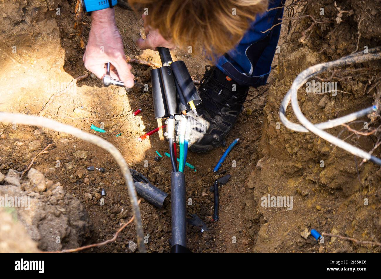 Cavi interrati danneggiati durante le operazioni di scavo, strappati, cavi della linea di alimentazione rotti, cablaggio, linea di alimentazione rotta, riparazione, Pruhonice, Repubblica Ceca il 26 aprile 2 Foto Stock