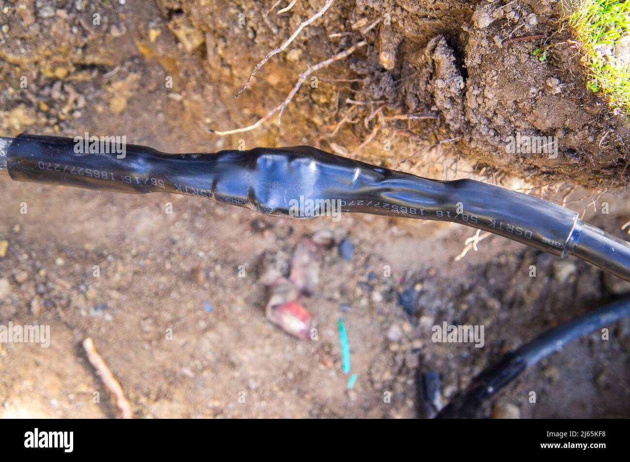 Cavi interrati danneggiati durante le operazioni di scavo, strappati, cavi della linea di alimentazione rotti, cablaggio, linea di alimentazione rotta, riparazione, Pruhonice, Repubblica Ceca il 26 aprile 2 Foto Stock