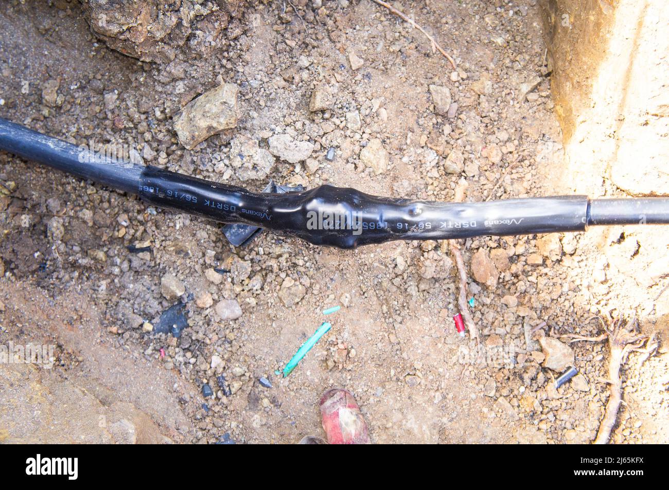 Cavi interrati danneggiati durante le operazioni di scavo, strappati, cavi della linea di alimentazione rotti, cablaggio, linea di alimentazione rotta, riparazione, Pruhonice, Repubblica Ceca il 26 aprile 2 Foto Stock