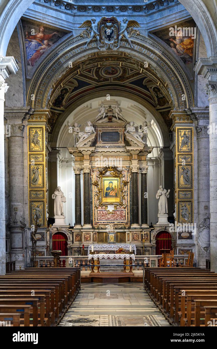 Roma. Italia. Basilica di Santa Maria del Popolo. Vista interna dell'altare maggiore e del coro. Foto Stock