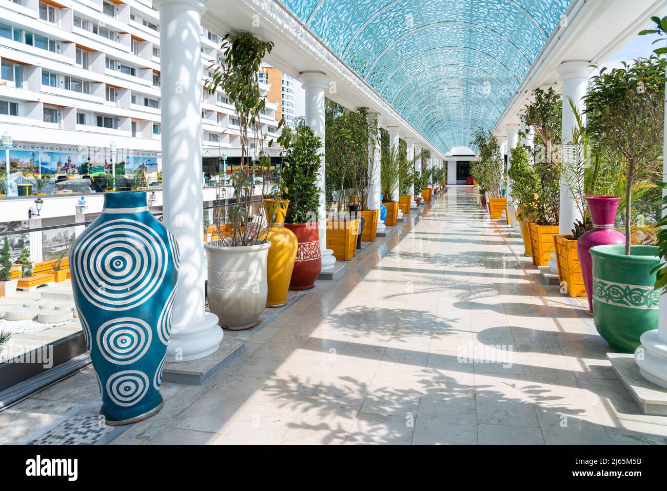 OLIMPO, ROMANIA - 19 AGOSTO 2020: Olimpo lussuoso Resort, Hotel e Spiaggia al Mar Nero durante l'estate con persone affollate che godono il caldo Foto Stock